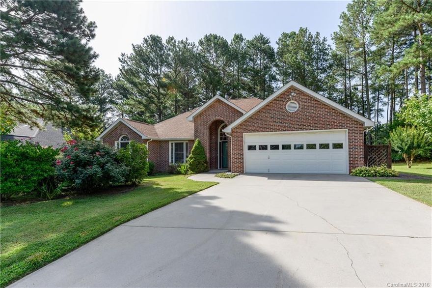 Brick ranch in Palmetto Plantation with pretty yard &  mature landscaping. Nice bright eat-in kitchen with island, window seat and door to covered patio. Tall ceilings in great room w/fireplace. Spacious formal dining room, deck from the master bedrom looks to back yard. Master bath has double vanity & separate shower.  Storage shed in back yard, convenient location to shopping & freeways.