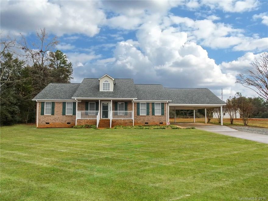 Country Setting with open level 1.39 acres backed up to woods!
Cute 3bd/2 ba Ranch -1454 sq ft  w/ Brick Veneer front-Rocking Chair Front Porch & 2-car Carport
Spacious Vaulted Ceiling in Great room w/ cozy Gas Fireplace. Designer Ceramic Tile Inlay bordered w/
hardwood flooring that extends to open eat-in  Breakfast area. Bright kitchen w/ SS appliances & granite 
counters. Large Mas Bed w/ Trey ceiling & walk-in closet. New Carpet in all the bedrooms.
Wooded deck for entertaining!