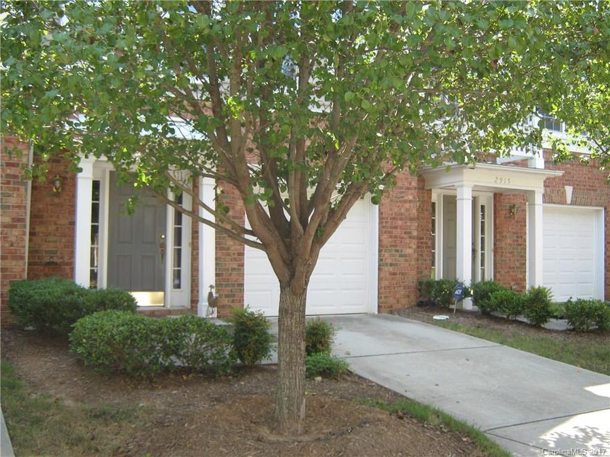 SOUTH PARK LOCATION - 3 story Townhome in desirable South Park. Located in Magnolia Park this property is in move-in condition.