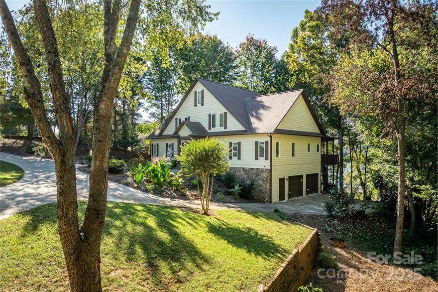 WELCOME TO THIS CRAFTSMAN STYLE WATERFRONT HOME IN THE ONLY GOLF COURSE WATERFRONT COMMUNITY IN HICKORY. IF YOU'RE LOOKING FOR THAT WESTERN CAROLINA MOUNTAIN HOME JUST MINUTES FROM SHOPPING, HOSPITALS AND ONLY AN HOUR AWAY FROM CHARLOTTE THIS IS WORTH SEEING. SITUATED ON 2 LOTS WITH 1.5 ACRES OF PROPERTY INCLUDING 92 FEET OF WATERFRONT, IT IS ONE OF THE LARGEST PROPERTIES IN THE COMMUNITY. THIS FULLY UPDATED HOME FEATURES THE MASTER ON THE MAIN LEVEL WITH ACCESS ONTO A LARGE DECKS OVERLOOKING WATER AND PRIVATE SURROUNDINGS. THERE ARE NO REQUIREMENT TO PAY OR JOIN THE GOLF COURSE BUT MEMBERSHIPS AND DAILY PLAY ARE AVAILABLE. PULL UP TO THIS AMAZING HOME WITH ITS ILLUMINATED NEW CIRCULAR DRIVEWAY WITH ROOM FOR MANY GUEST TO COME AND ENJOY YOUR ENTERTAINMENT DREAM HOME.