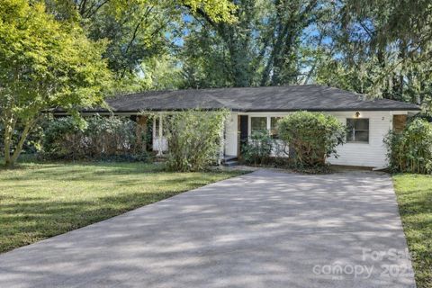 Photo of 2 Fernbrook Place, Asheville, NC 28804 (MLS # 4300163)