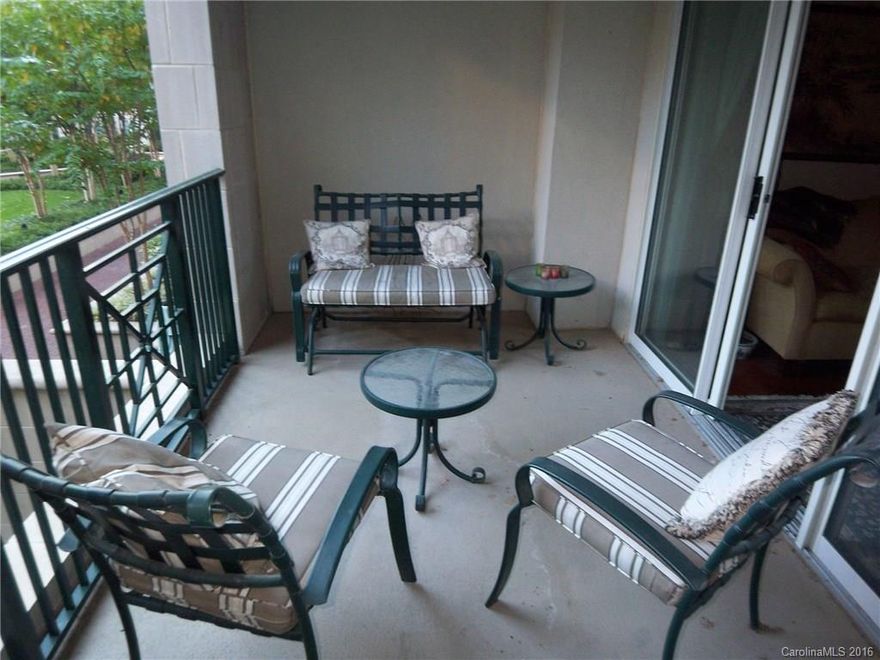 Furnished corporate apartment. Move right in with furniture, sheets, towels, fully-stocked kitchen, 50-inch TV,
and outdoor electric grill supplied. Desirable 2nd floor unit with courtyard view from the covered terrace. Fifth
and Poplar is a full amenity building with swimming pool, fitness center, putting green, and full-time concierge.
Rent includes water & sewer.