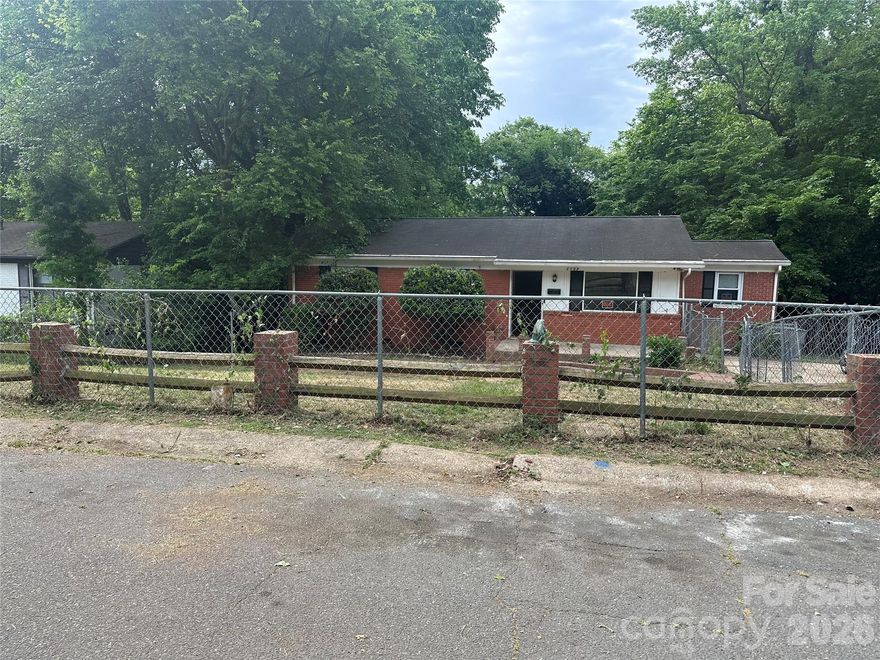 Needs Work. 3 Bedrooms, 2 bath, an optional room can be used as a 4th bedroom. $2000 Due Diligence Fee required. Property being sold "AS IS". 
Owner-Broker never lived in the property. Located at the end of a dead-end street.