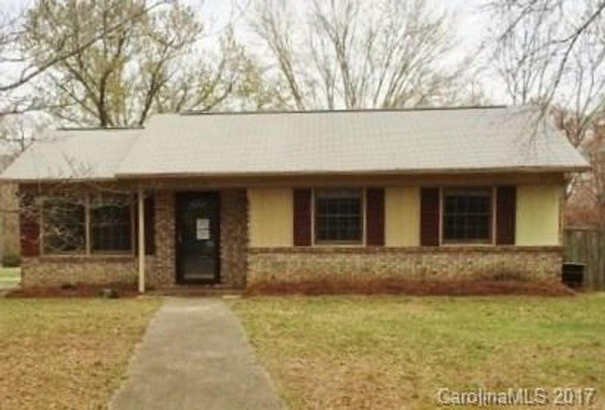 Late mid-century ranch on a large, level, corner lot at the entry of a small culdesac. Located in popular Hemby Acres community. Close to 74 and 485! Spacious kitchen/dining area, living room plus a den! Mud/laundry room. Three bedrooms including large master suite with updated bath and walk-in closet. Two full baths, total. Original home is full brick; exposed brick in master bedroom. Home is perfect to make your own.