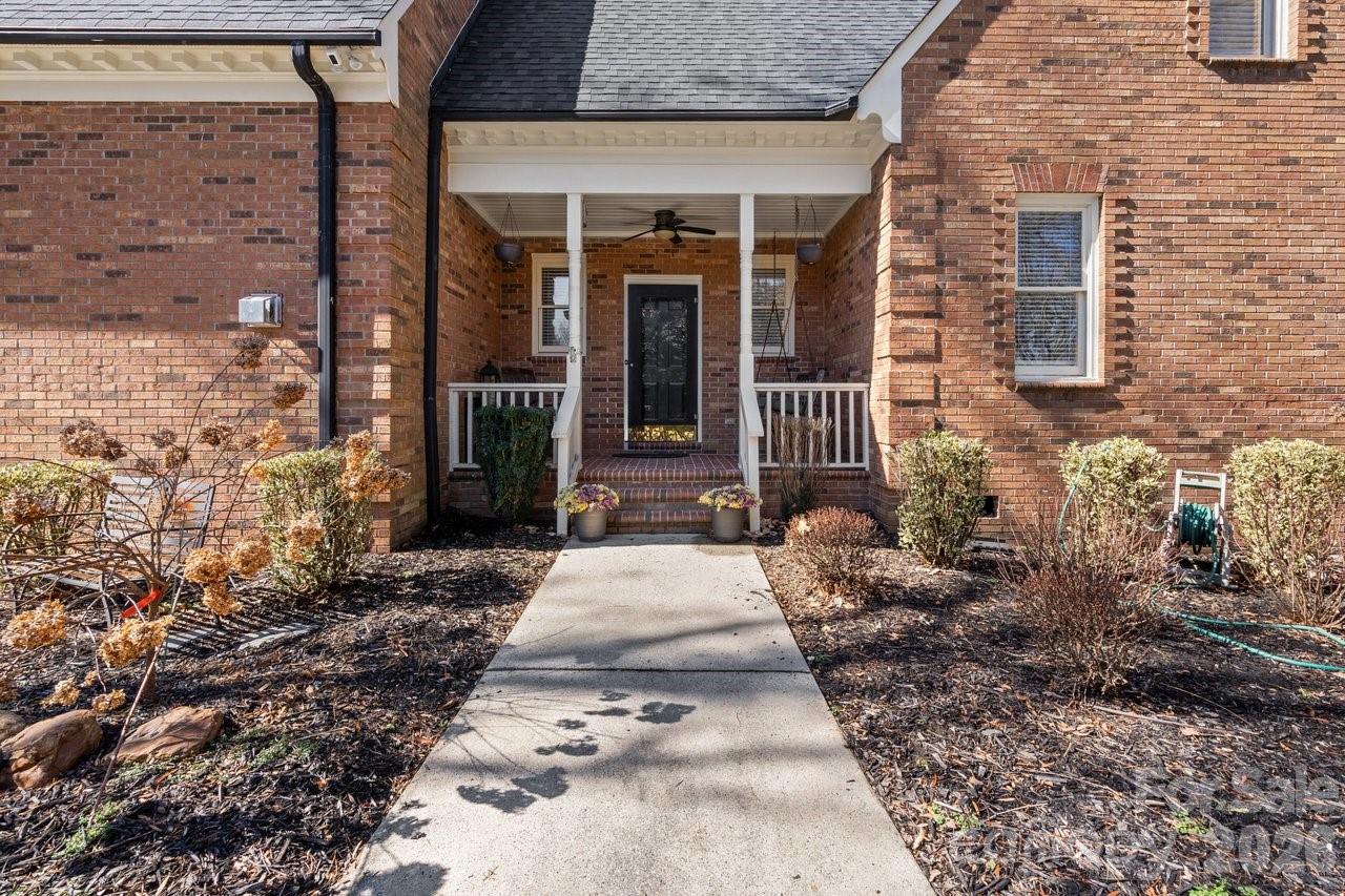 25 Blenheim Court NE