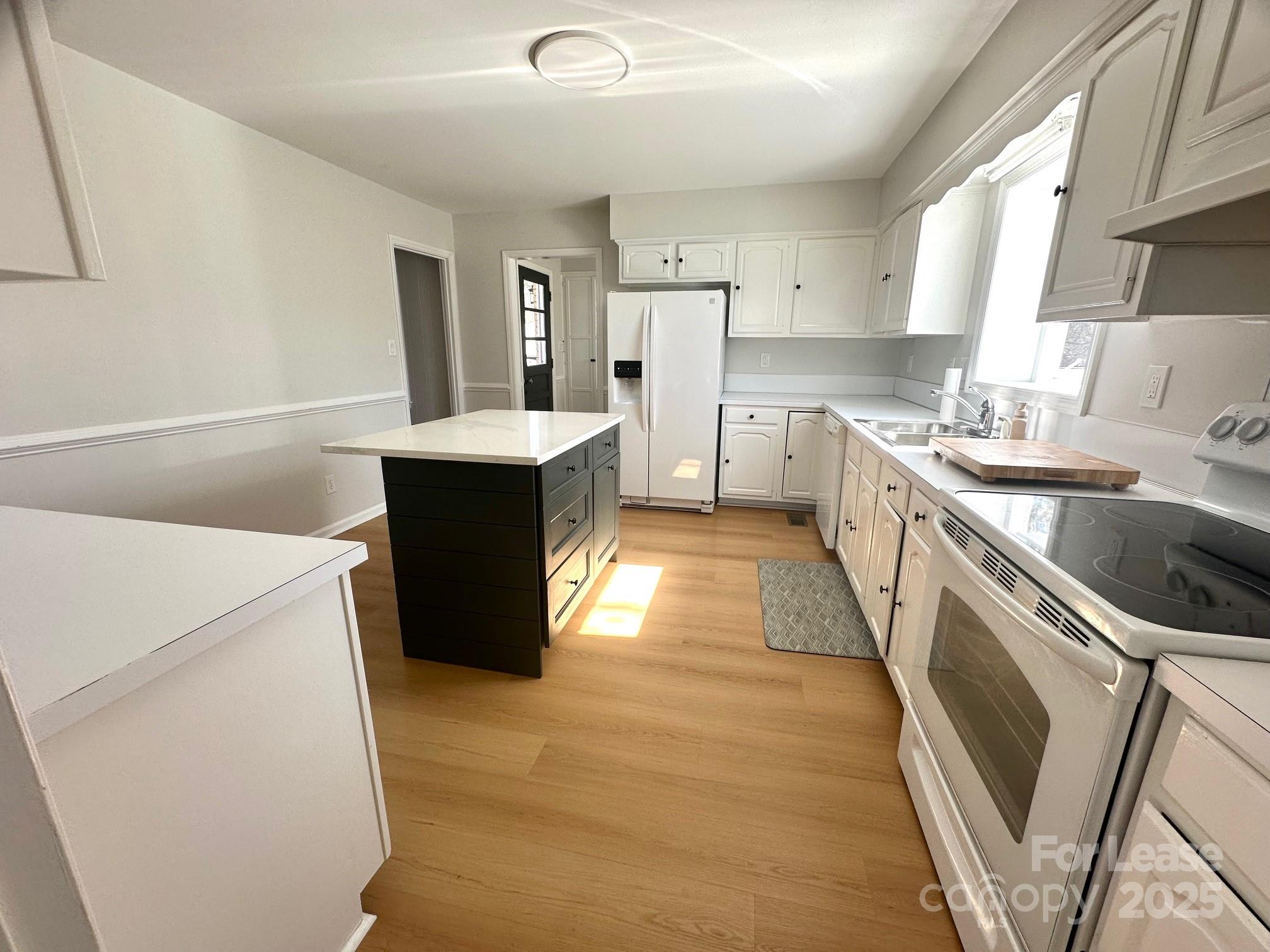 Charlotte, North Carolina 28226, United States, 4 Bedrooms Bedrooms, ,2 BathroomsBathrooms,Residential,Active,92674