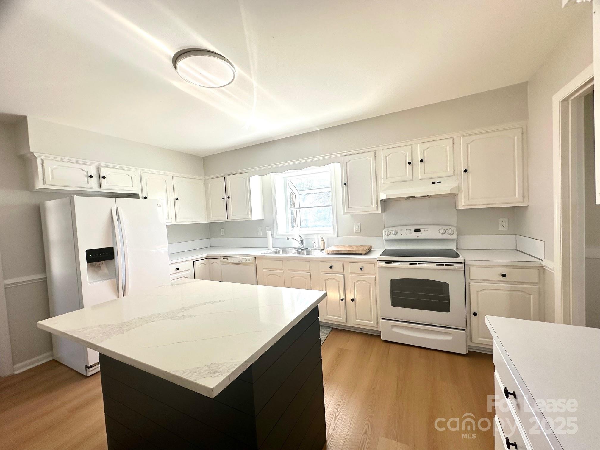 Charlotte, North Carolina 28226, United States, 4 Bedrooms Bedrooms, ,2 BathroomsBathrooms,Residential,Active,92674