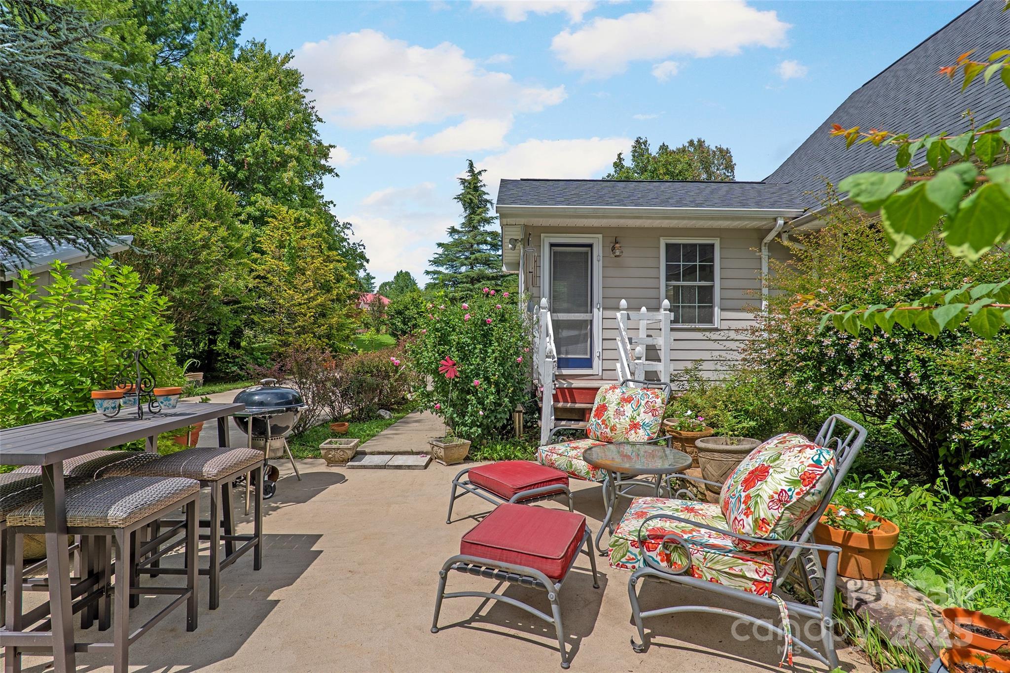 15 Willow Knolls Drive