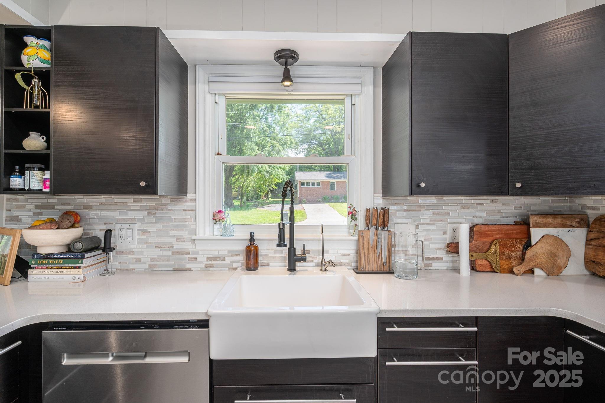 Davidson, North Carolina 28036, United States, 5 Bedrooms Bedrooms, ,3 BathroomsBathrooms,Residential,Active,112423