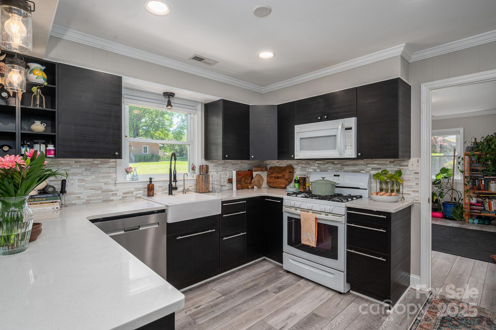 Davidson, North Carolina 28036, United States, 5 Bedrooms Bedrooms, ,3 BathroomsBathrooms,Residential,Active,112423