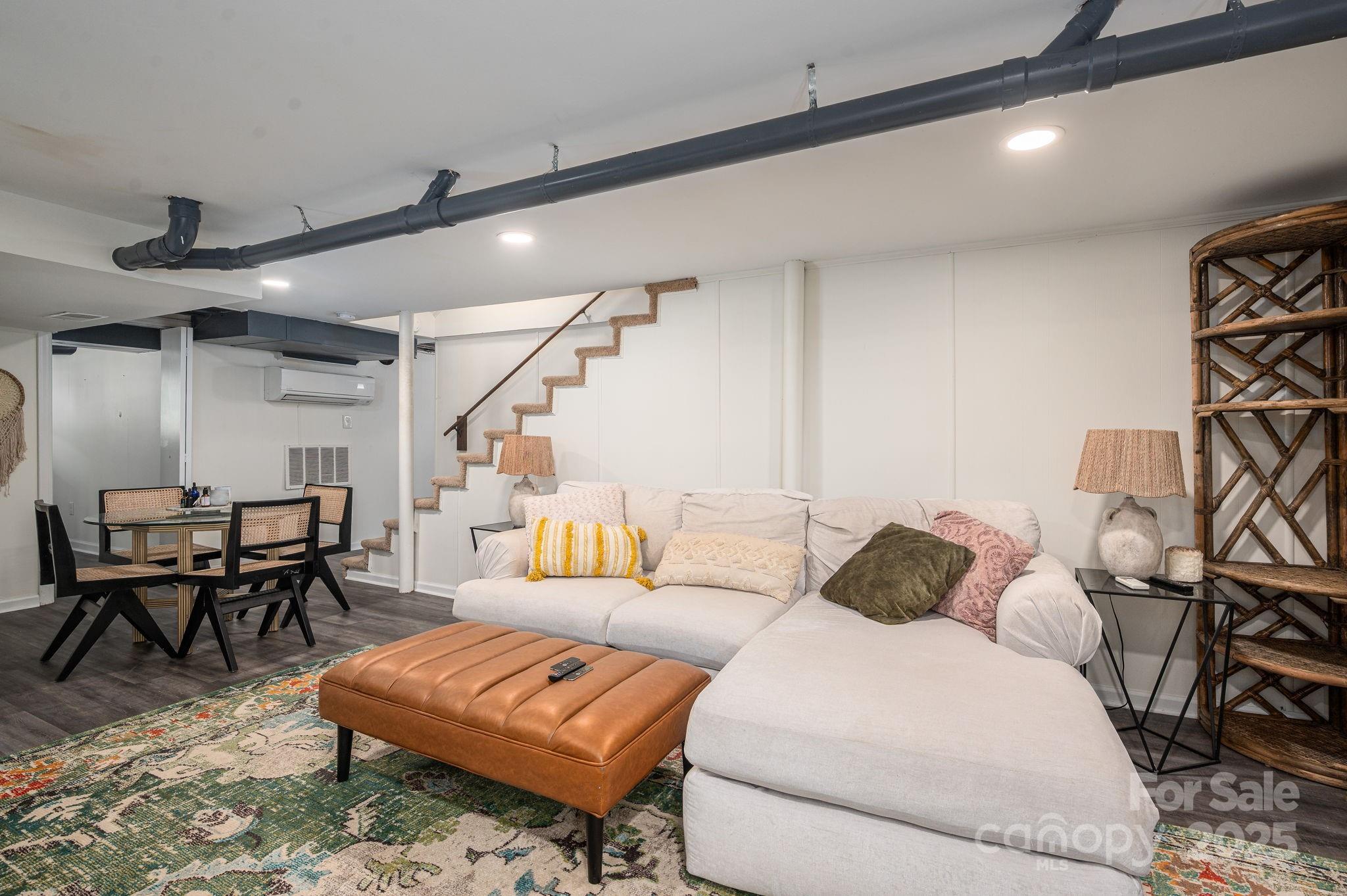 Davidson, North Carolina 28036, United States, 5 Bedrooms Bedrooms, ,3 BathroomsBathrooms,Residential,Active,112423