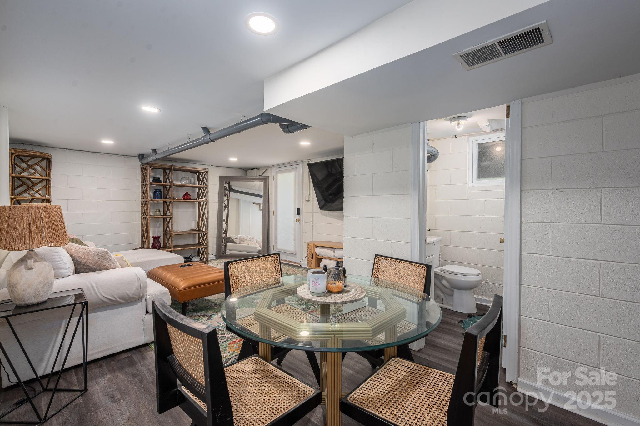 Davidson, North Carolina 28036, United States, 5 Bedrooms Bedrooms, ,3 BathroomsBathrooms,Residential,Active,112423