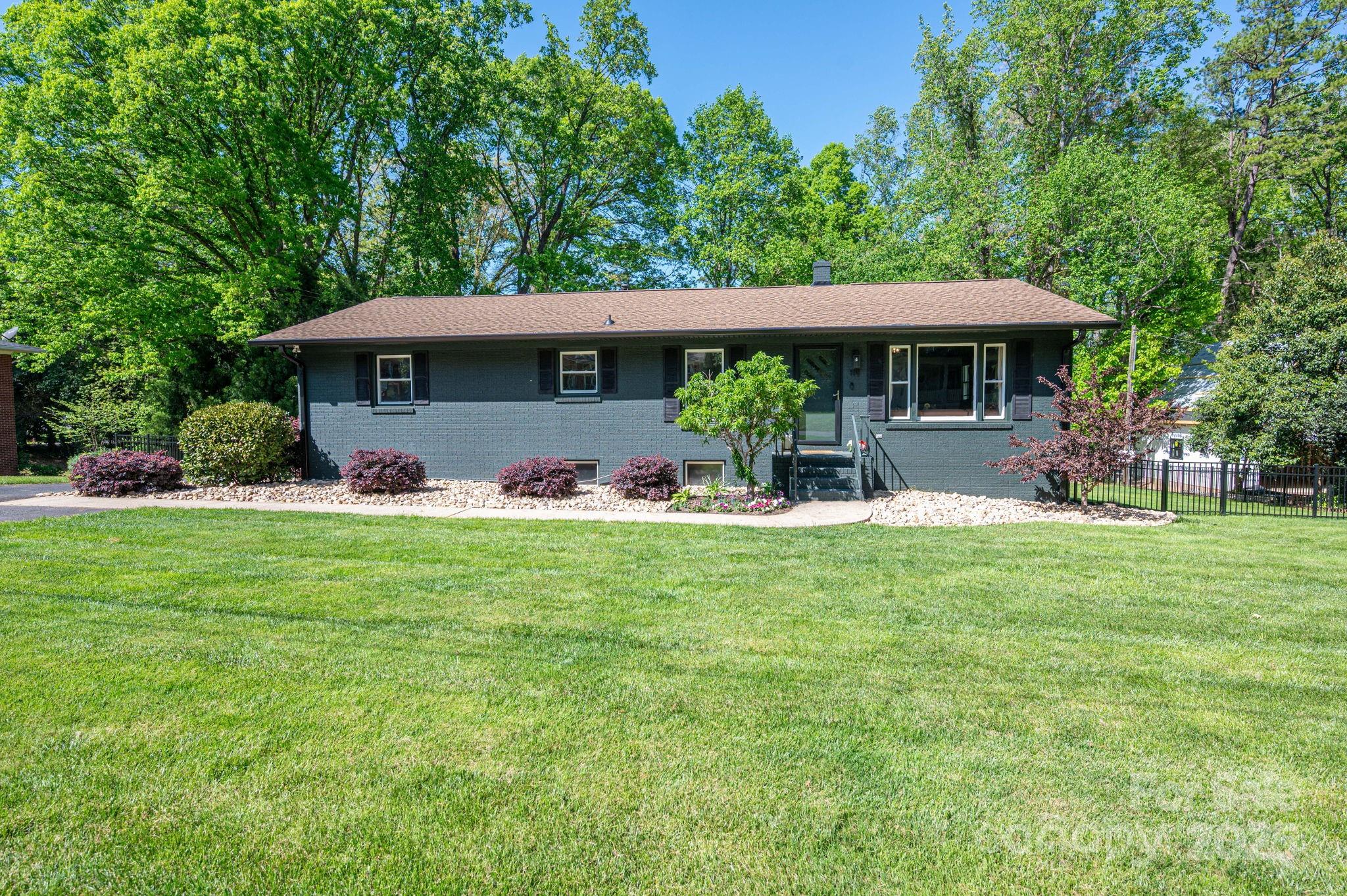 Davidson, North Carolina 28036, United States, 5 Bedrooms Bedrooms, ,3 BathroomsBathrooms,Residential,Active,112423