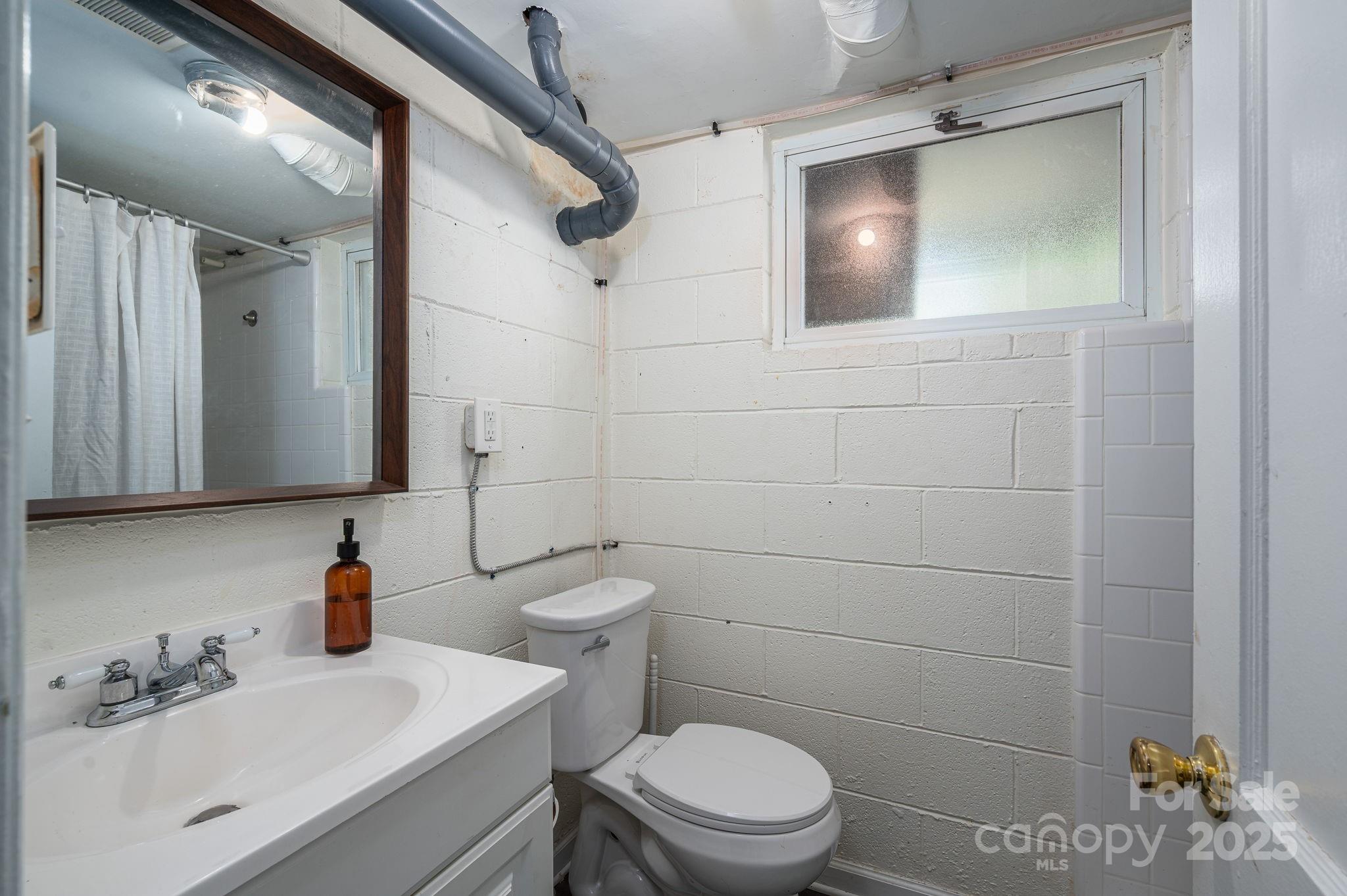 Davidson, North Carolina 28036, United States, 5 Bedrooms Bedrooms, ,3 BathroomsBathrooms,Residential,Active,112423