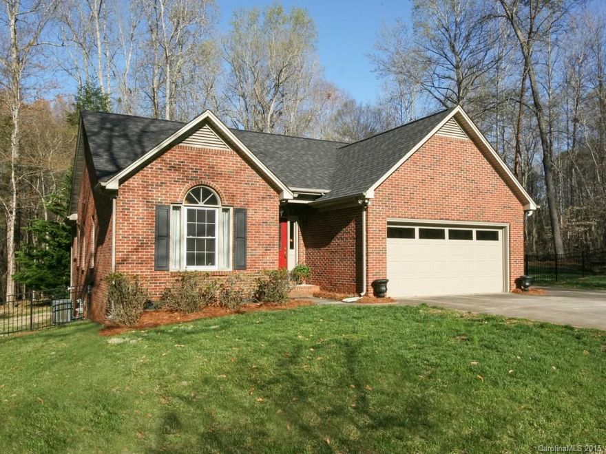 Beautiful all brick home fully updated with Granite counters, Stainless steel high end appliances and hardwood floors. Beautiful new master bath with granite counters and tiled separate shower and tub. This home is a must see with an open floor plan that's great for entertaining!