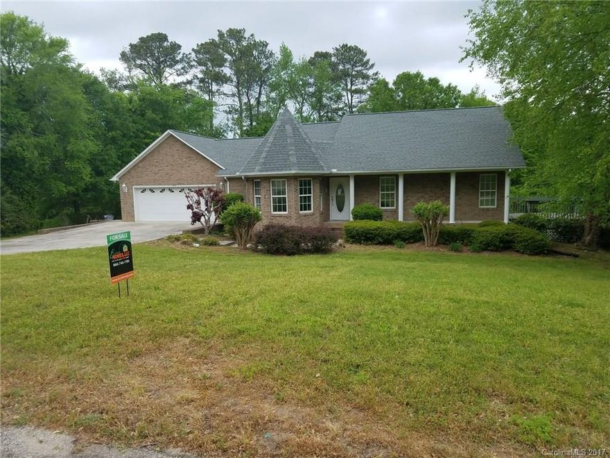 Lovely single family home with 2 bed rooms and 2.5 bath with spacious floor plan. Call us to schedule appointment. Don't miss the opportunity!!!