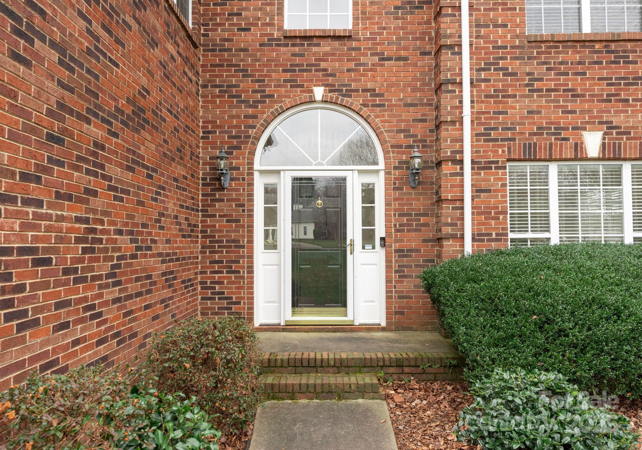 1736 Walnut Crest Lane