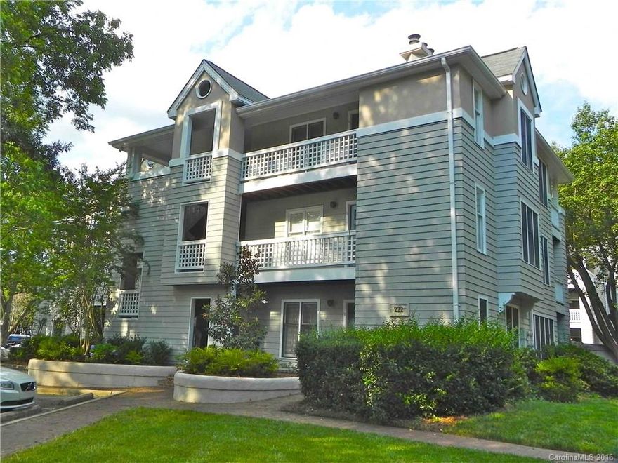 Well kept 3rd floor condo overlooking pool in back of community.....very quiet