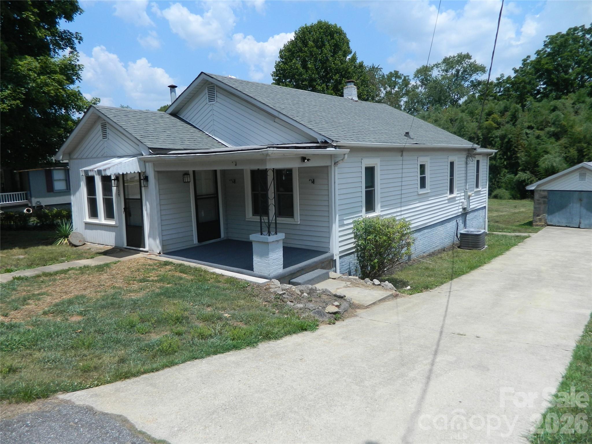 Photo 1 of 17 — 129 Edgebrook Place NW, Lenoir, NC 28645