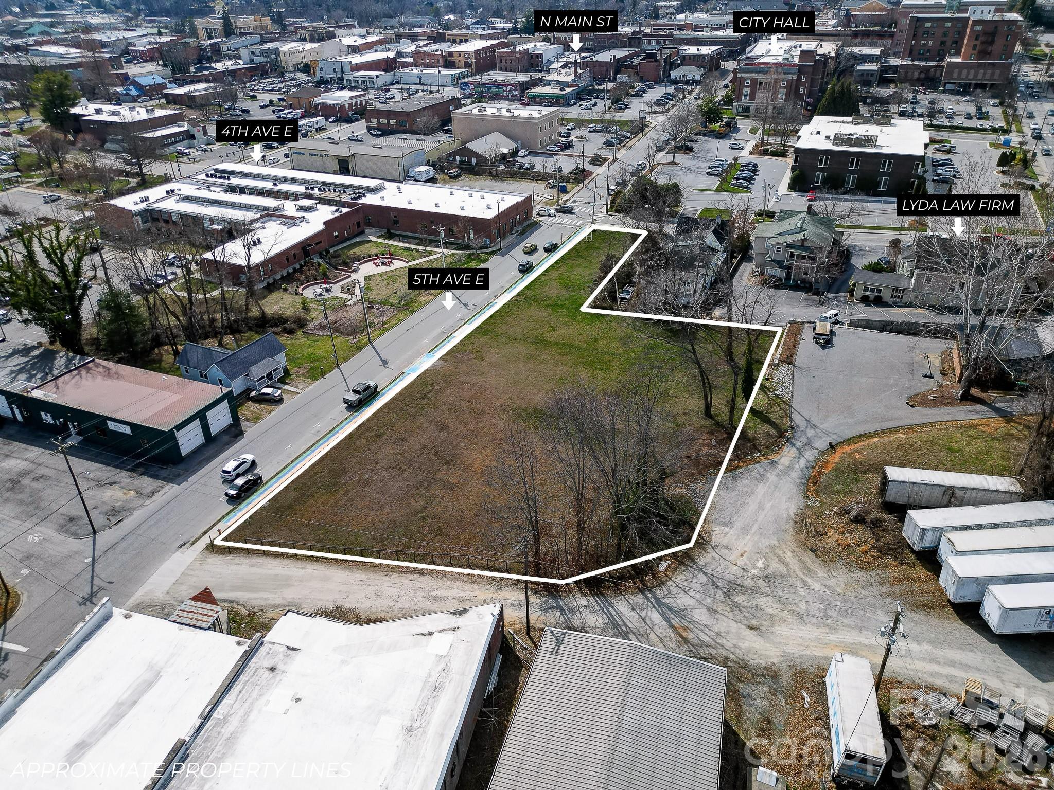 Main image without alt text