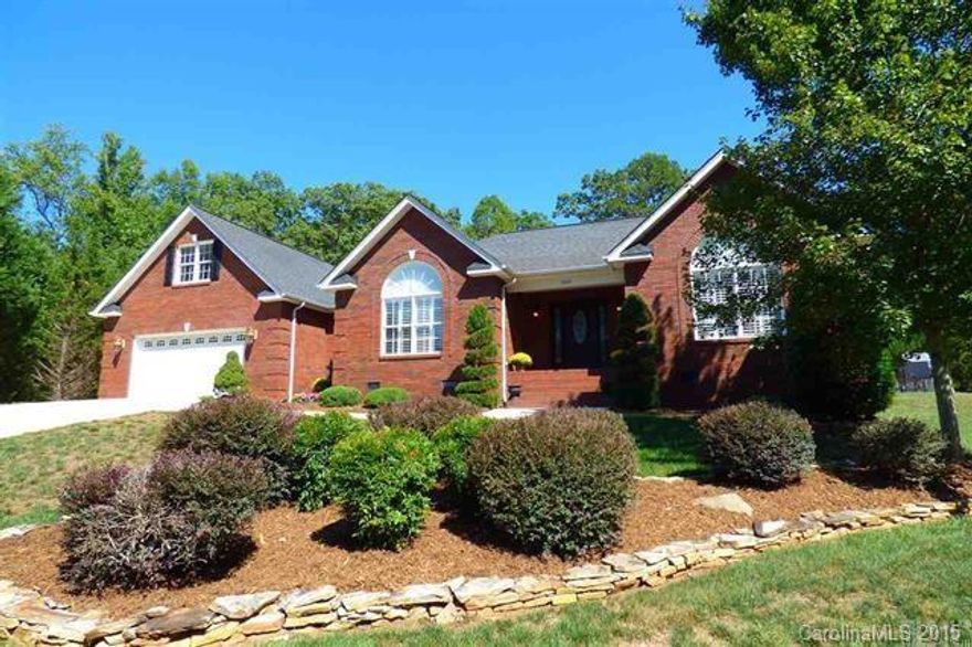 One-level living at its finest. Move-in ready Hidden Oaks home. Built in 2005, home offers a spacious vaulted-ceiling living room with gas log fireplace, formal dining room, and spacious kitchen with bar seating, lots of cabinetry, and breakfast area. Split bedroom layout features master suite with tray ceiling and lrg private bath with jetted tub, double vanity, separate shower, and walk-in closet. On the opposite side of the home, you'll find two generously sized bedrooms sharing a hall bath.