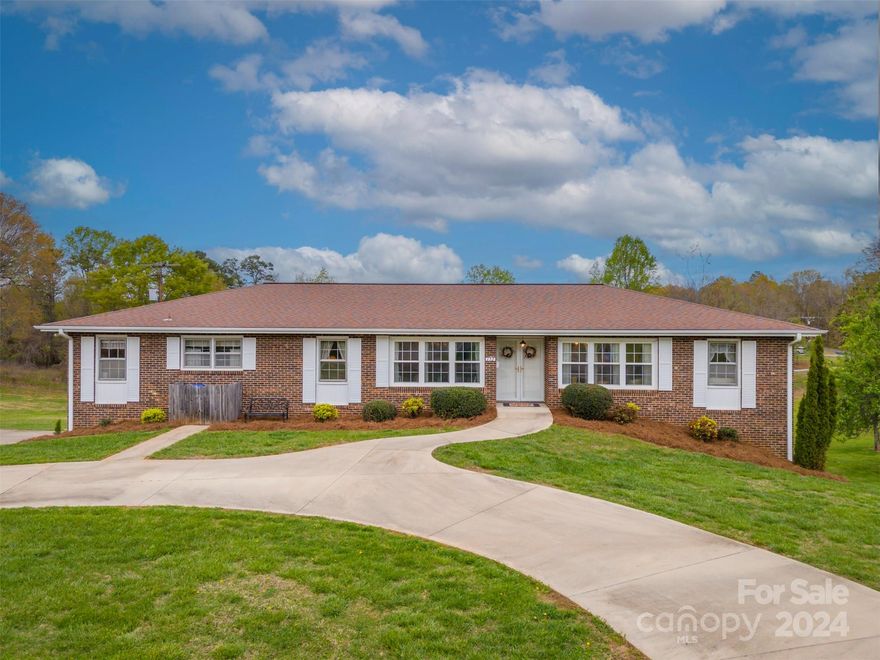 Plenty of room in this 2200+ SF home with a full unfinished basement. Three bedroom home with 2 primary bedrooms/baths. Beautiful living room and dining room. Large den with plenty of room for the family featuring sliding doors to large deck. Nice kitchen with loads of cabinets, breakfast bar and a breakfast area. Two separate basement areas, one being a double garage with two doors and other side has a garage door and walkout door and could be finished living space, made into an exercise/game room or great storage or workshop (so many options). Two different entrances into basement areas from main level. Concrete circular drive. Very nice 1.09 acres with plenty of room for gardening and many other outdoor activities.