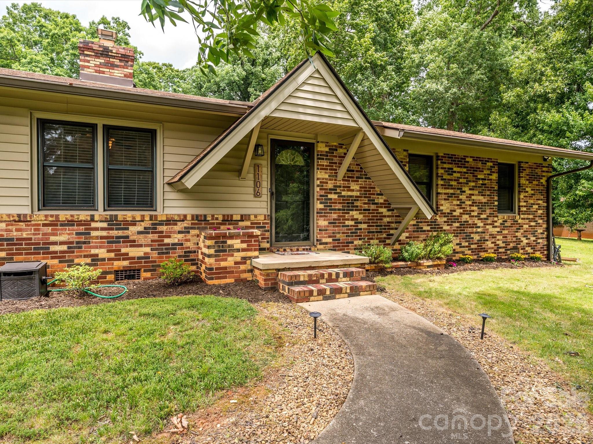 1106 Robinhood Lane