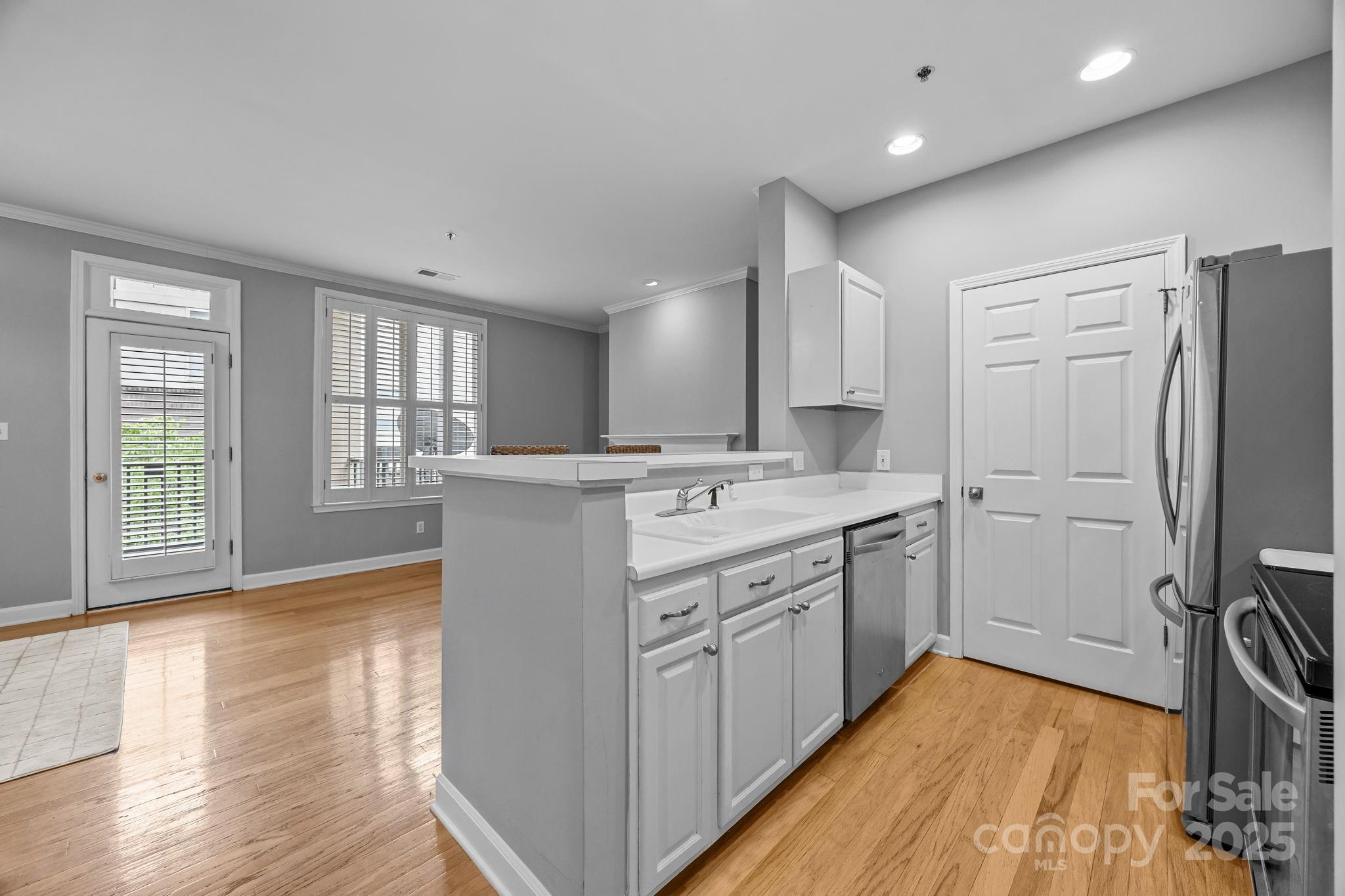 416 Queens Road #19