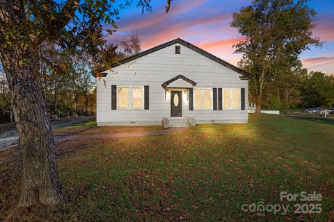 Photo of 401 Julius Chambers Avenue, Mount Gilead, NC 27306 (MLS # 4319668)
