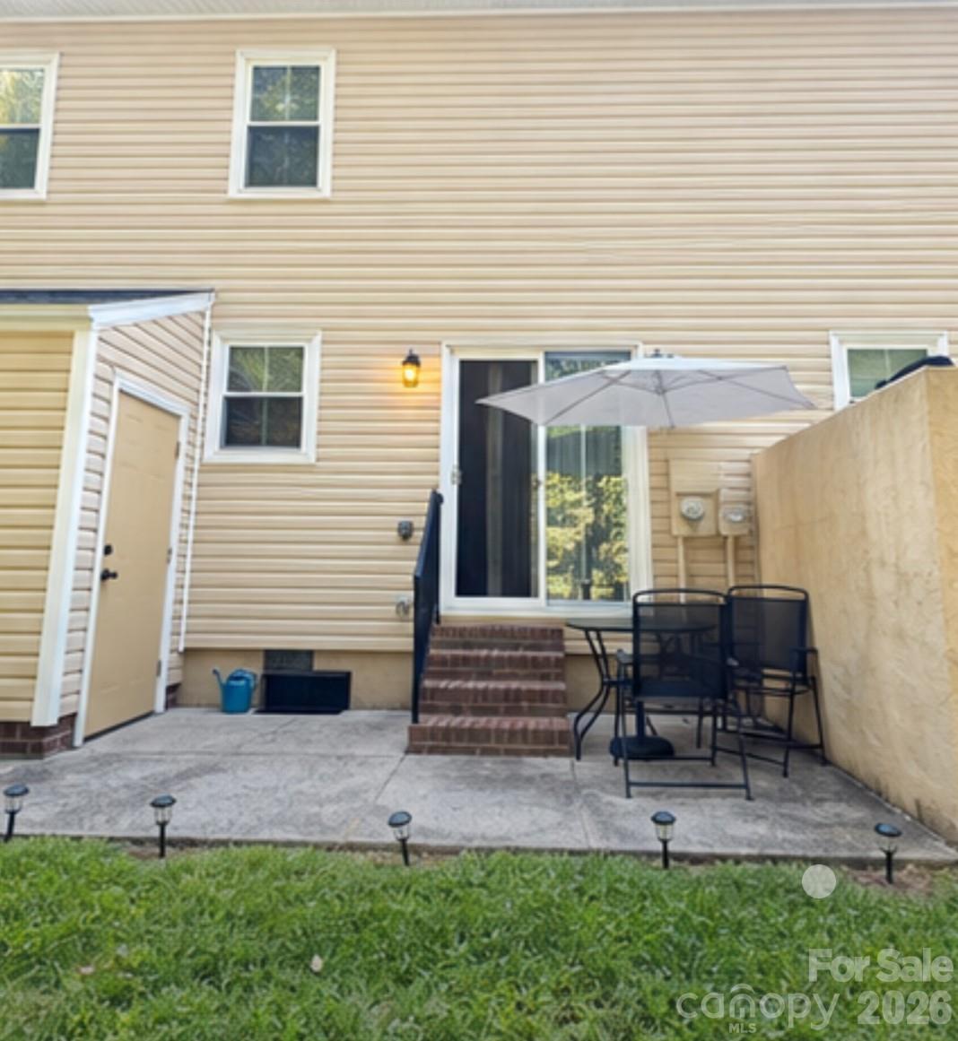 1117 Surry Lane