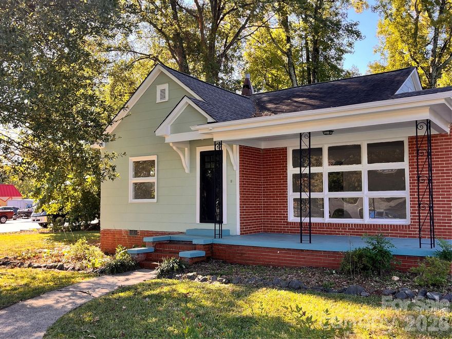 Wow!  Super location to Charlotte & airport.  This charming 2 bedroom offers living room & separate dining room.  Carport, storage, & fenced area for your favorite canine!  Some recent updates.  Come take a look!   Did I say location?