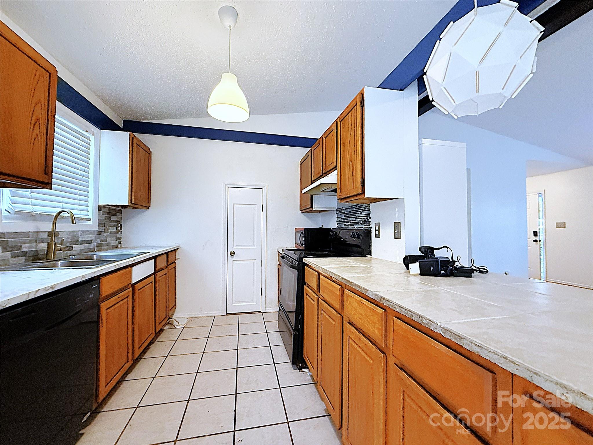 6401 Round Hill Road