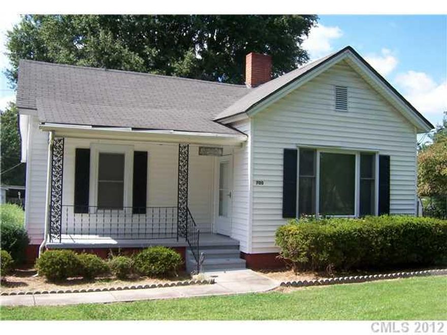 BEAUTIFUL RANCH HOME ON MANICURED LOT. MOVE-IN READY CONDITION. HOME FEATURES LARGE ROOMS WITH HIGH CEILINGS. LIVING ROOM COMES WITH GAS FIREPLACE. REFRIGERATOR STAYS WITH HUGE KITCHEN THAT HAS LOADS OF CABINET SPACE. SEPARATE LAUNDRY ROOM. ROCKING CHAIR FRONT PORCH AND OVERSIZED DECK IN BACK. LARGE WORKSHOP IN REAR THAT IS BOTH WIRED AND HEATED. CONVENIENT TO SHOPPING AND RESTAURANTS