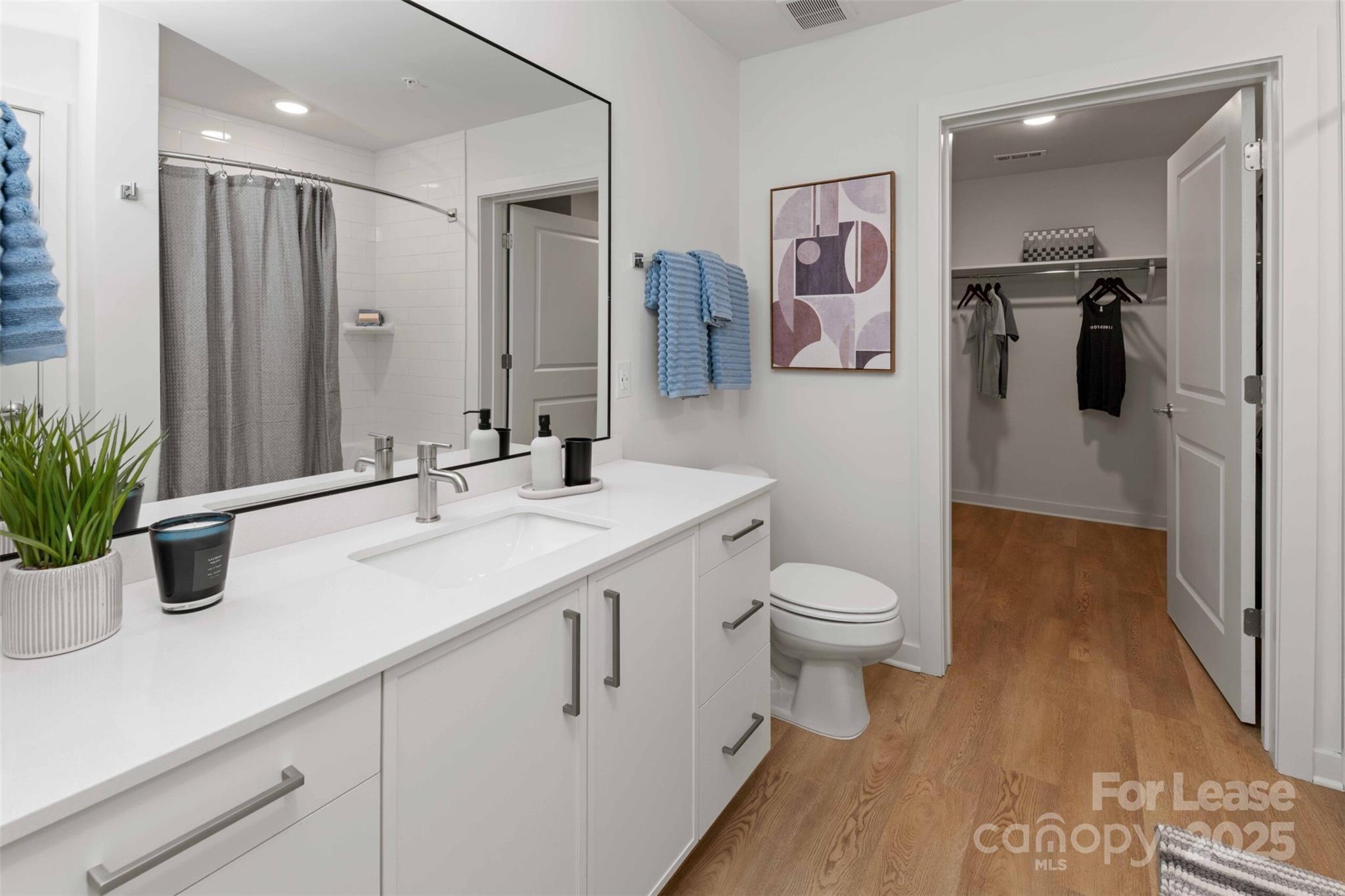 Charlotte, North Carolina 28209, United States, 2 Bedrooms Bedrooms, ,2 BathroomsBathrooms,Residential,Active,5342