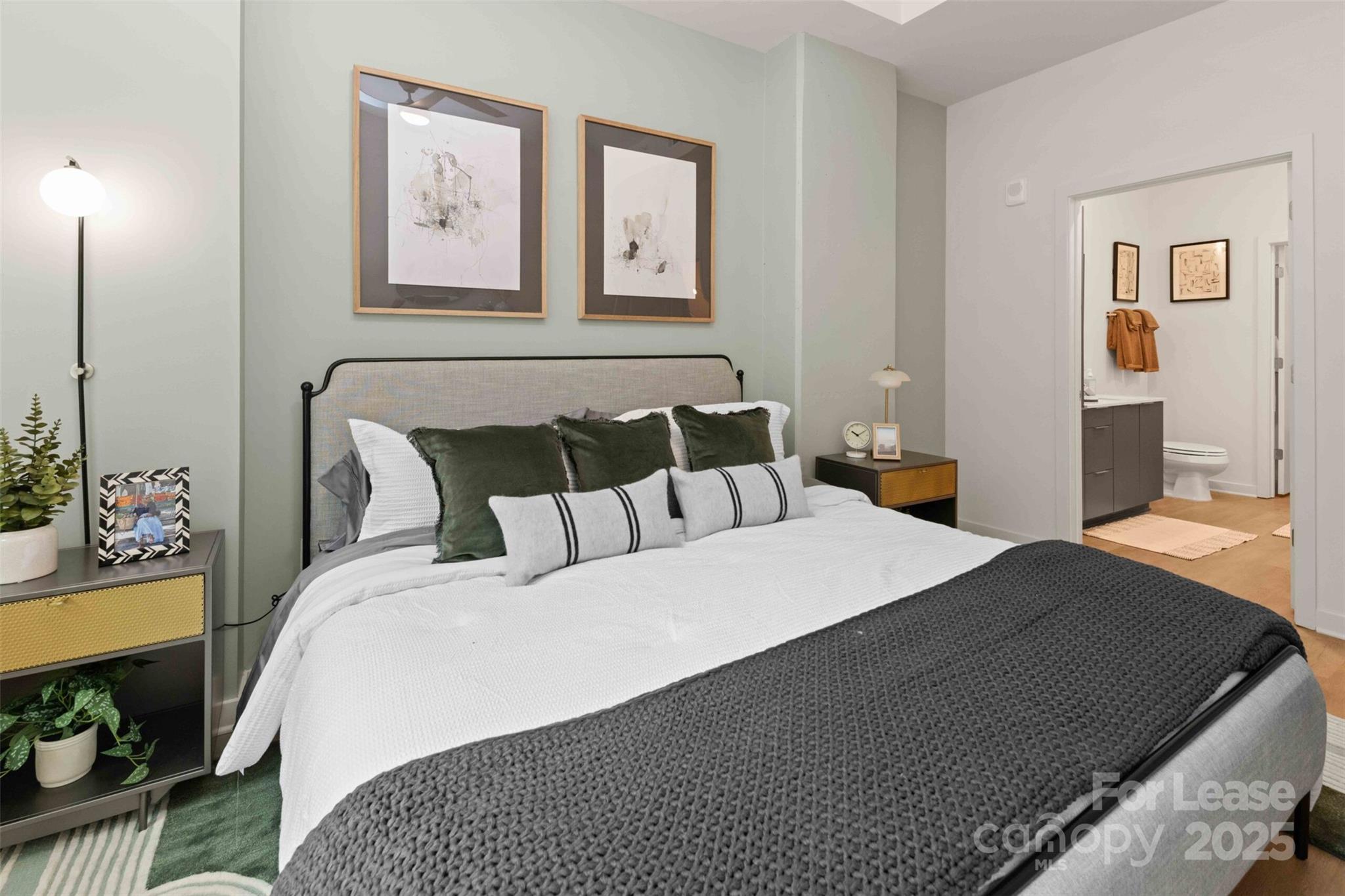 Charlotte, North Carolina 28209, United States, 2 Bedrooms Bedrooms, ,2 BathroomsBathrooms,Residential,Active,5342