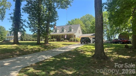 Photo of 2402 Elmwood Circle, Dallas, NC 28034 (MLS # 4382825)