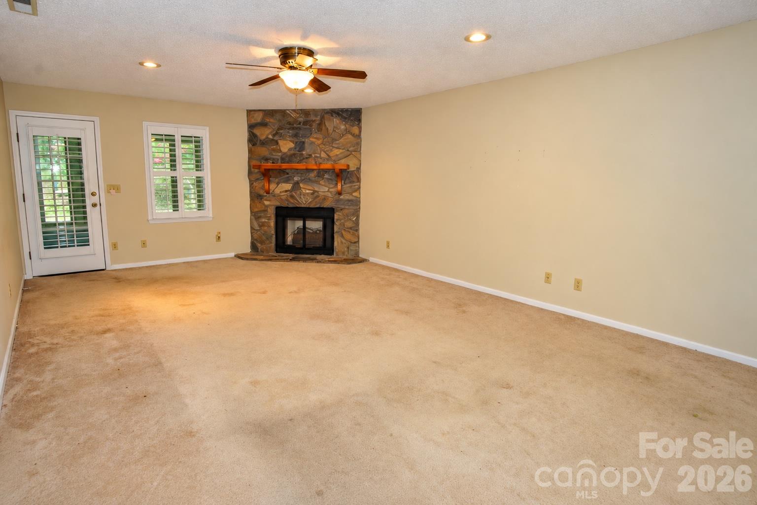 542 Camrose Circle NE