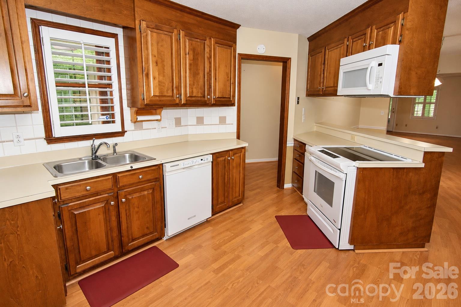 542 Camrose Circle NE