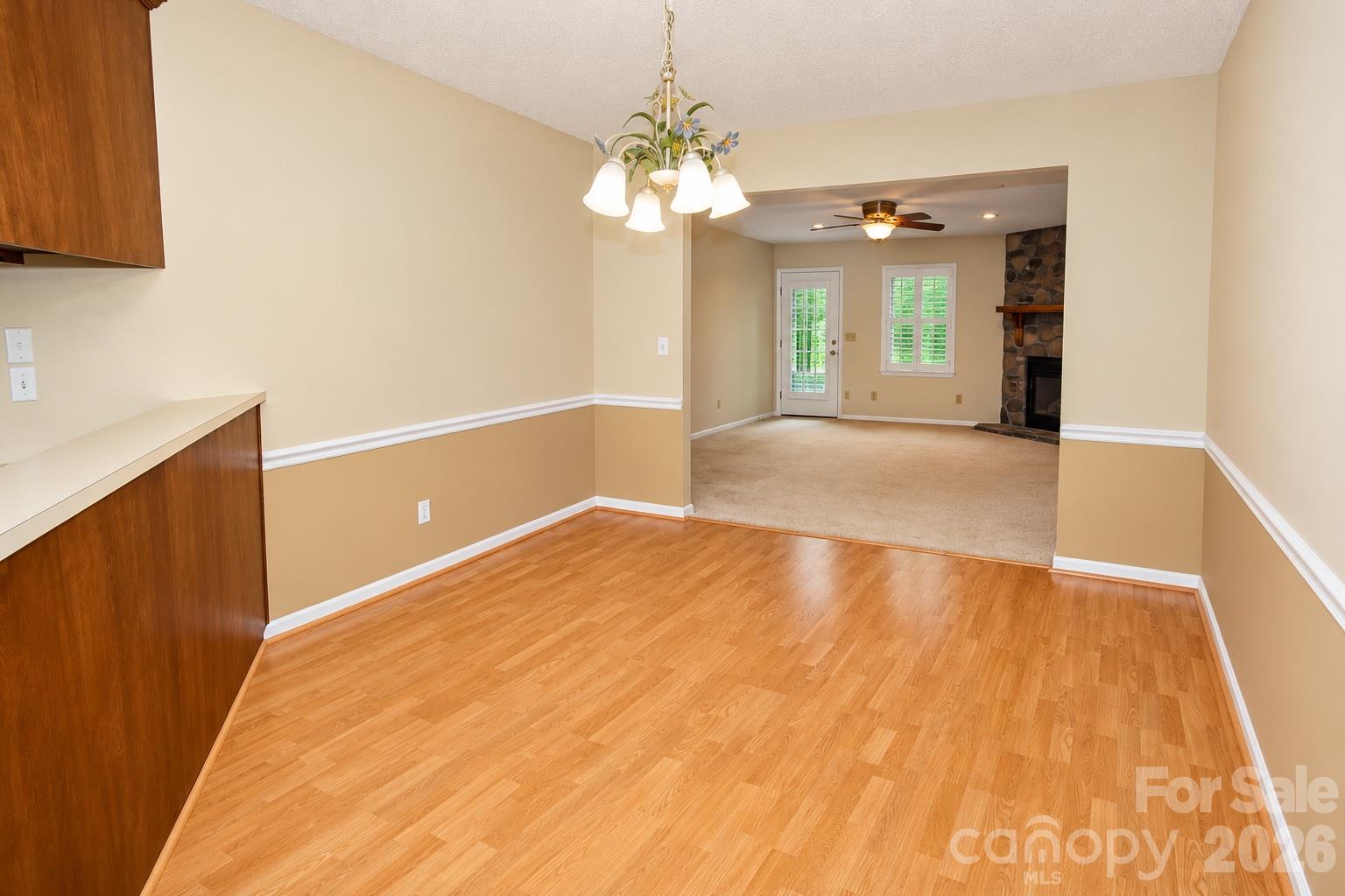 542 Camrose Circle NE