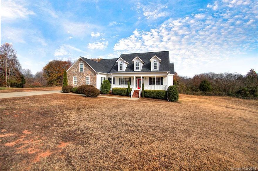 In need of a home with 5 bedrooms and TWO Bonus Rooms, on a cul-de-sac with a water-view, and a side-load garage in Rock Hill??  Here it is!  Located in the Lakes at StoneRidge and conveniently located nearby York Preparatory Academy.  This home boasts an open floor plan with wood floors, master suite, 2 more bedrooms, great room, dining room, kitchen, & laundry on the main level, and 2 BR's/1Ba & 2 bonuses upstairs.  Lake is for community to enjoy.