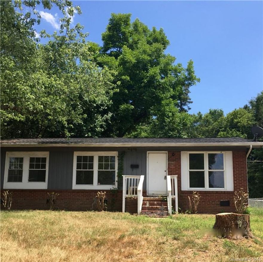 Adorable 3 bedroom 1 bath home just waiting for you.  Convenient to the airport, light rail system and shopping.