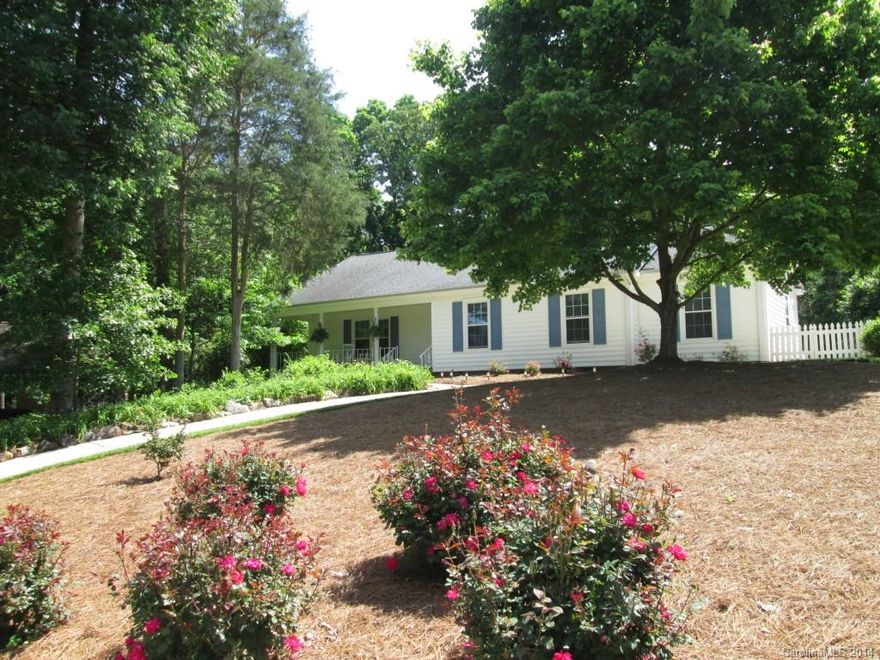 LOCATION! Easy-living SouthPark ranch in quiet and pretty Rockbridge.  Great bones with easily maintained vinyl exterior. Mature landscaping, recently painted and pre-inspected - just move in.  BUYERS, we are offering a $3000 CONTRIBUTION TO CLOSING COSTS OR DECORATING ALLOWANCE with acceptable offer- bring your own  ideas!! Home is a blank canvas waiting on your personal touch. Relax on your rocking chair front porch. Walk to Harris Teeter, Starbucks, restaurants.  Easy commute Uptown!