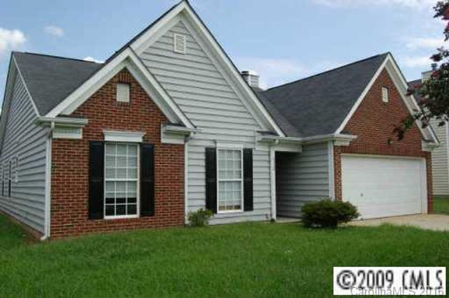 Spacious 3BD/2 full bath, dining area, great room with vaulted ceiling, large master, with vaulted ceiling, walk-in closet; master bath with double vanity & sinks, separate shower and garden tub. Convenient to shopping,dining, entertainment and schools.