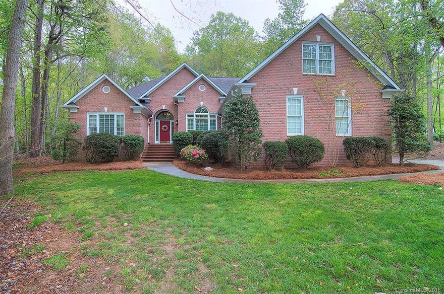 Fabulous full brick ranch home on large, private lot in Cambridge Oaks! Open floorplan; split bedroom plan; formal Dining Room, Great Room w/ gas fireplace, built-ins and vaulted ceiling; large sunroom overlooking spacious back yard; Kitchen has beautiful granite countertops & breakfast area. Large Rec Room above the garage. Master Suite has walk in closet, separate tub and shower; dual vanities.  A must see!
