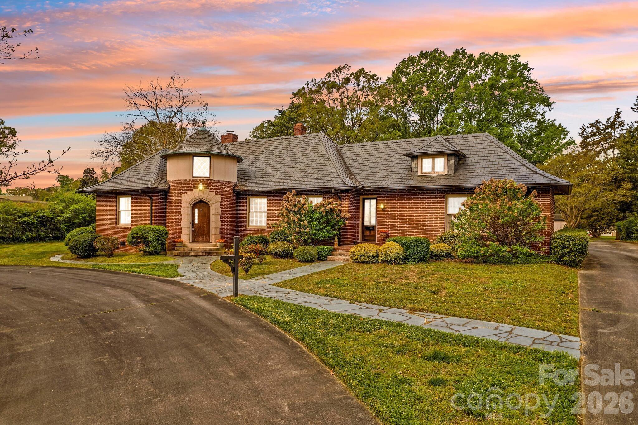 725 Mocksville Avenue