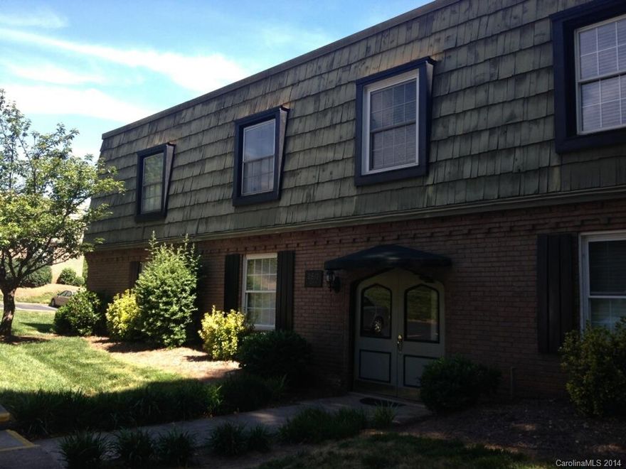 Great location! Conveniently located to Dilworth, downtown, and the Southpark areas. Hard to find 2 bedroom condo located close to restaurants and shops!