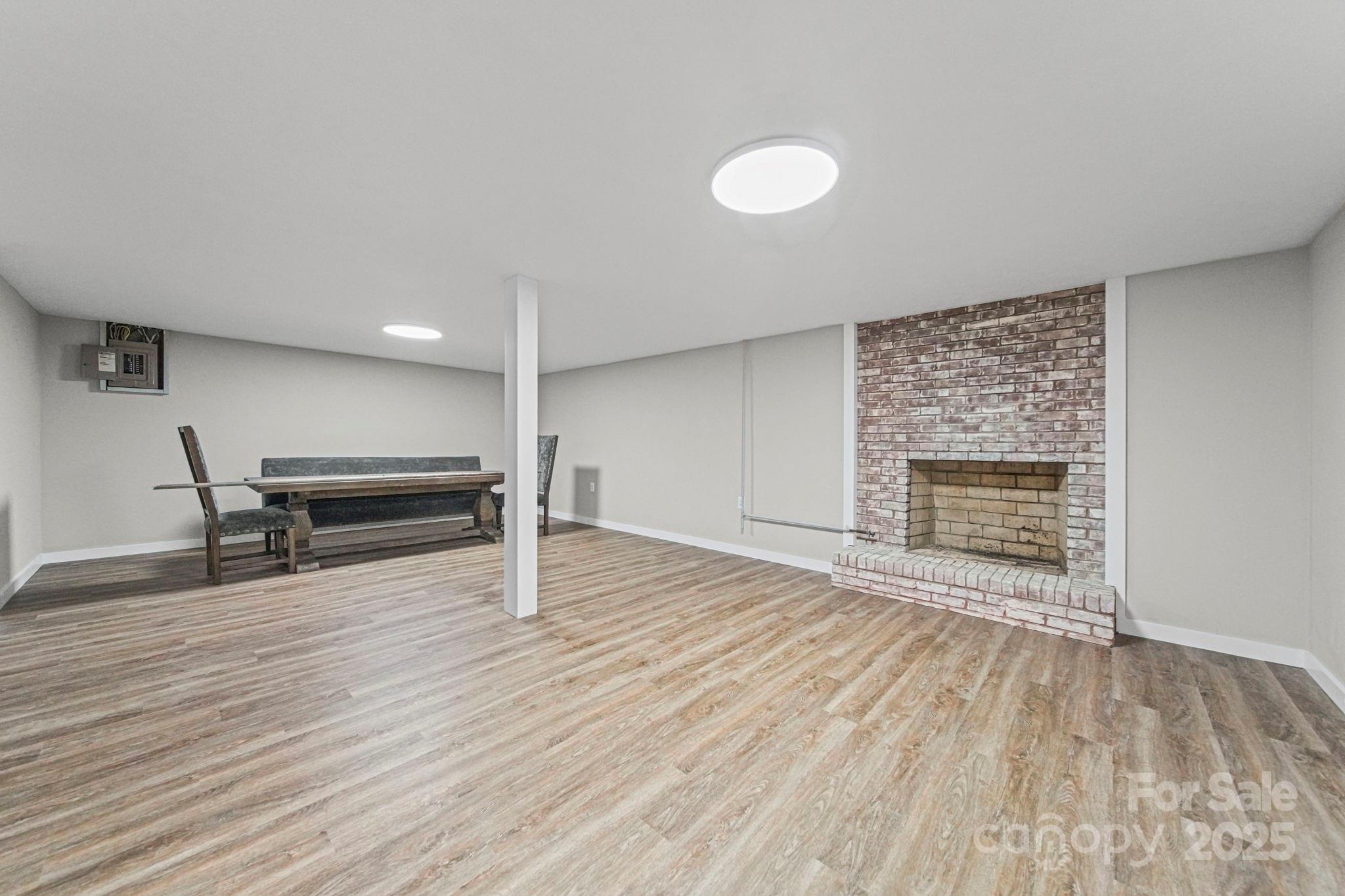 2128 Woodside Terrace