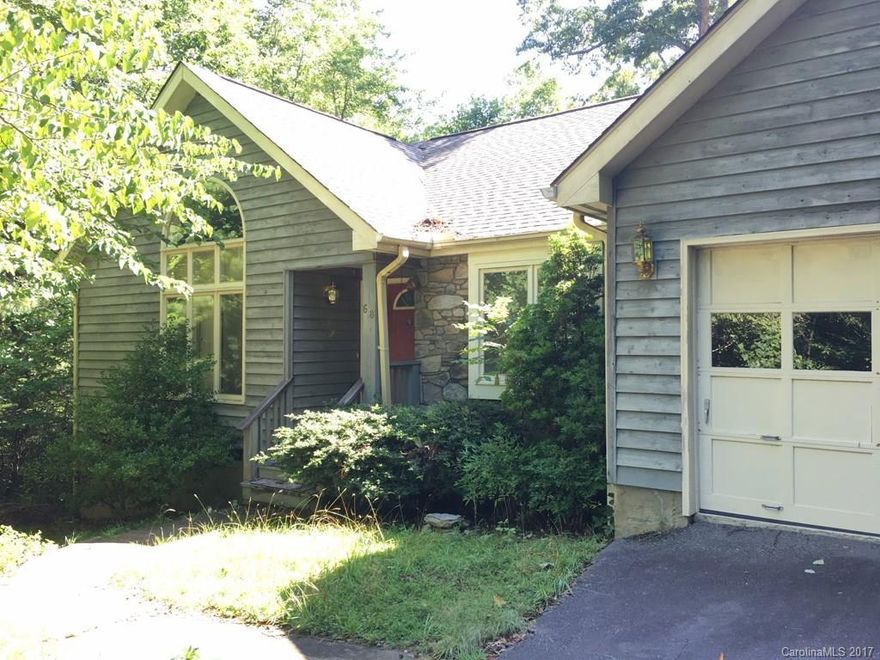 Lovely home, great floor plan, private, spacious backyard, convenient to town, quaint neighborhood, and affordable!  This house, in desirable Fairview, will end your search!