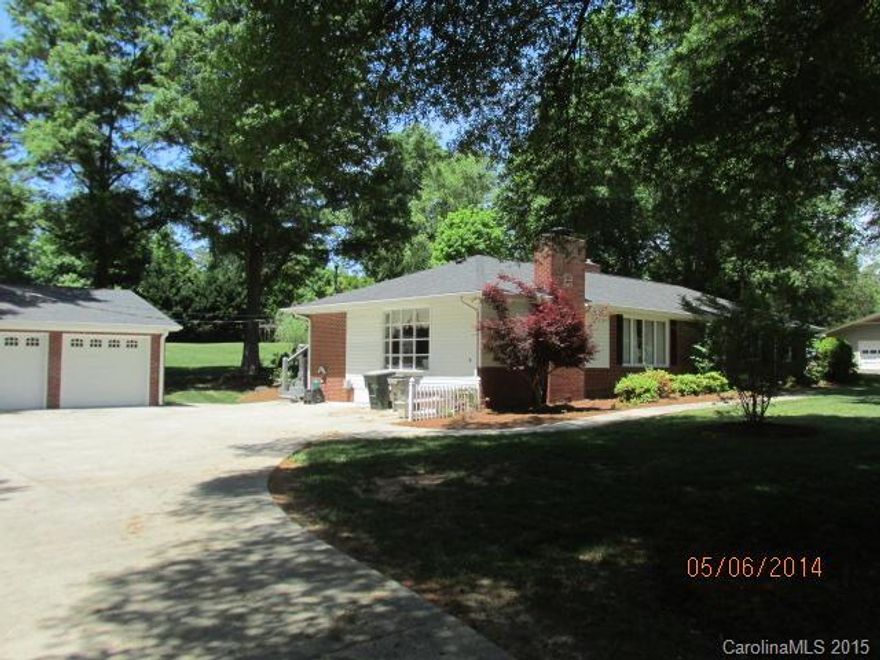 Like new open fl plan. Custom lighting. Custom cabinets. SS appl. Mba w/steam shower, air jet tub. 2 fp's with gas logs. HW thru out, HVAC w/filtration system, screened in sun porch. Patio, landscaped, 3 car gar, 16 x 32 wired shop. Large attic storage.