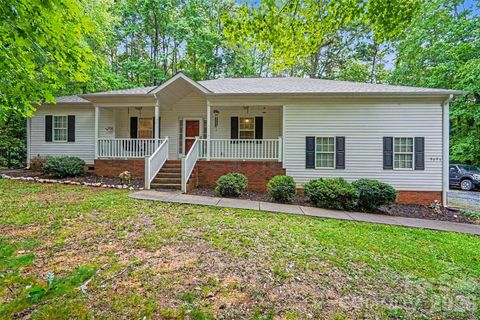 Photo of 8904 Gosnell Drive, Charlotte, NC 28227 (MLS # 4394486)